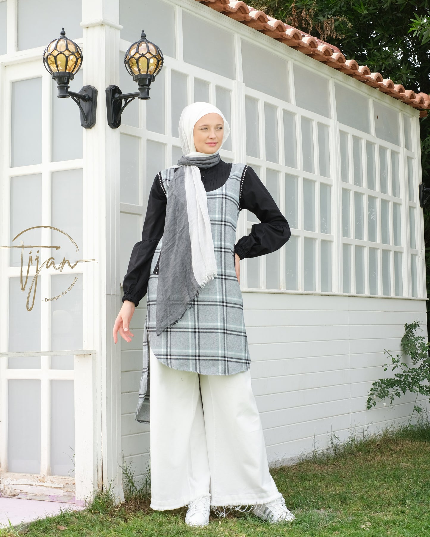Checked tunic with sleeves